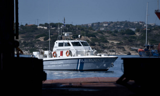 Cargo ship towed to Syros port