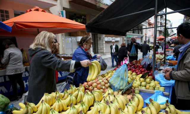 Άγρια συμπλοκή σε λαϊκή στην Αγία Παρασκευή: Δάγκωσαν και έκοψαν το αυτί παραγωγού