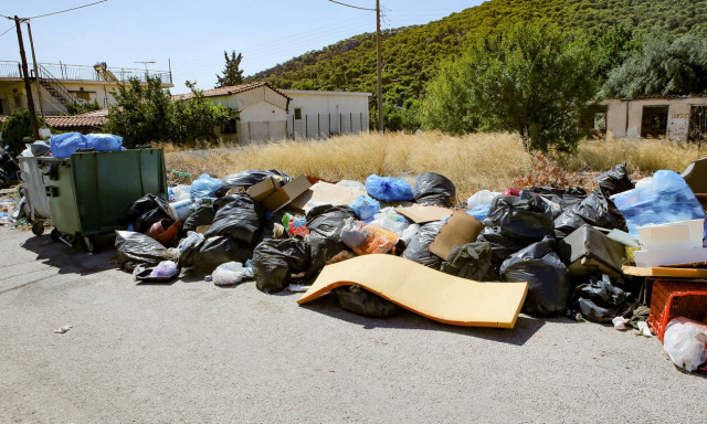 Πόρτο Ράφτη: Επίγειος τουριστικός ...σκουπιδότοπος
