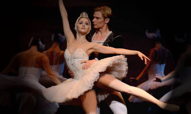 Το Δημοτικό Θέατρο Πειραιά παρουσιάζει τη «Λίμνη των Κύκνων»