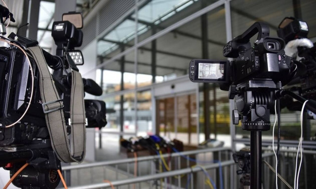 Πασίγνωστος Έλληνας παρουσιαστής δέχθηκε πρόταση γάμου on air – Δεν θα πιστέψετε ποιος είναι (pics)