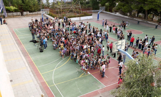 Νέα σχολική χρονιά: Σήμερα το «πρώτο κουδούνι» και ο αγιασμός στα σχολεία