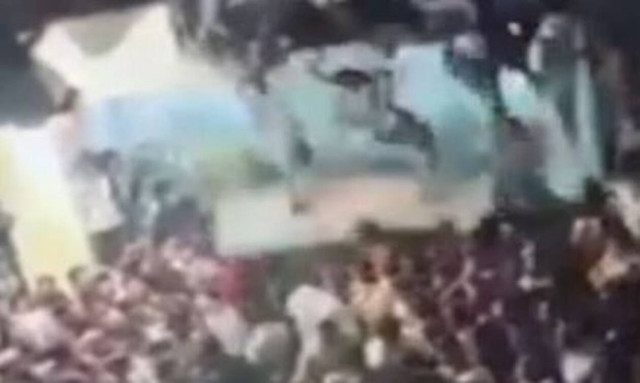 Συγκλονιστικό: Η κατάρρευση κτηρίου γεμάτο κόσμο – Καταπλακώθηκε το συγκεντρωμένο πλήθος (vid)