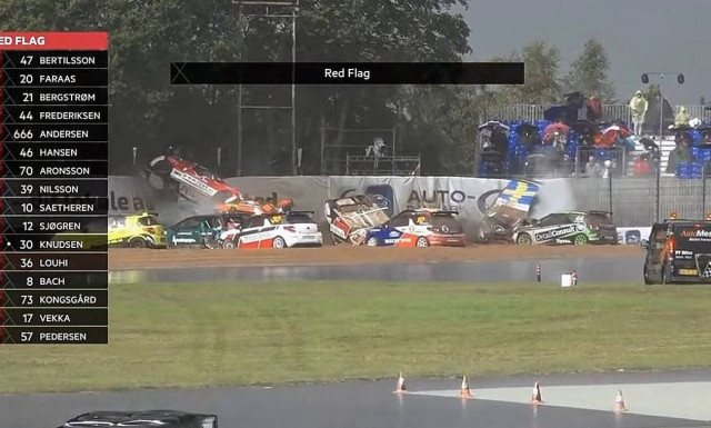 Δείτε ένα απίστευτο ατύχημα 11 αυτοκινήτων σε αγώνα ενιαίου (vid)