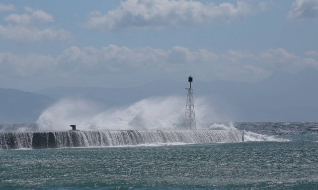 Καιρός Σαββατοκύριακο: Πτώση της θερμοκρασίας με ισχυρά μποφόρ - Πού θα βρέξει (χάρτες)