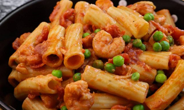 Πανεύκολη συνταγή για γαρίδες με ριγκατόνι και αρακά