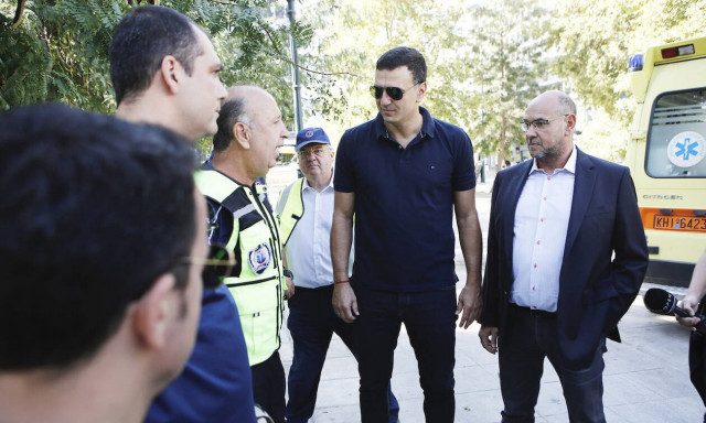 Βασίλης Κικίλιας: Παρακολούθησε επίδειξη Πρώτων Βοηθειών απο διασώστες του ΕΚΑΒ στο Σύνταγμα