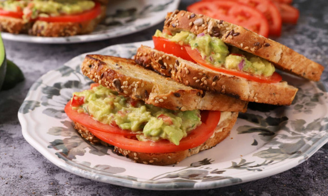 Η συνταγή της ημέρας: Σάντουιτς με guacamole και ντομάτα