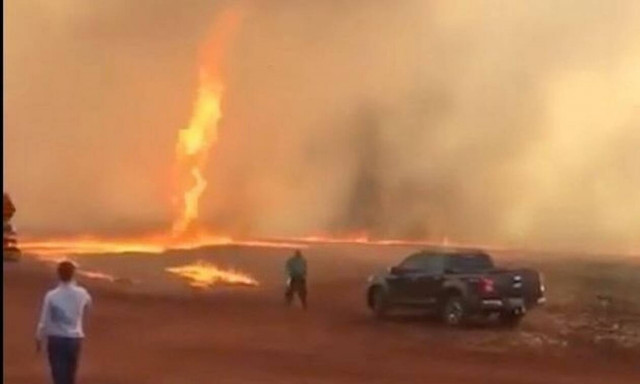 Απίστευτο βίντεο: Ανεμοστρόβιλος από φωτιά σαρώνει τα πάντα στο πέρασμά του 