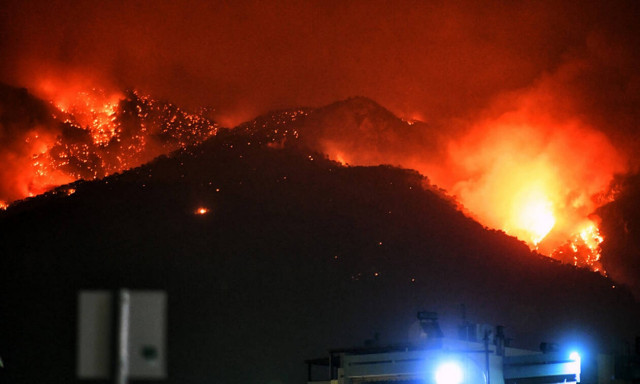 Φωτιά Λουτράκι: Ολονύχτια «μάχη» με τις αναζωπυρώσεις - Στους δρόμους οι κάτοικοι για δεύτερο βράδυ