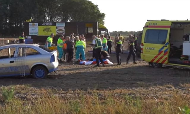 Οδηγός αγωνιστικού τσακώθηκε με την συνοδηγό του και έπεσε πάνω σε πλήθος (pics+vid)