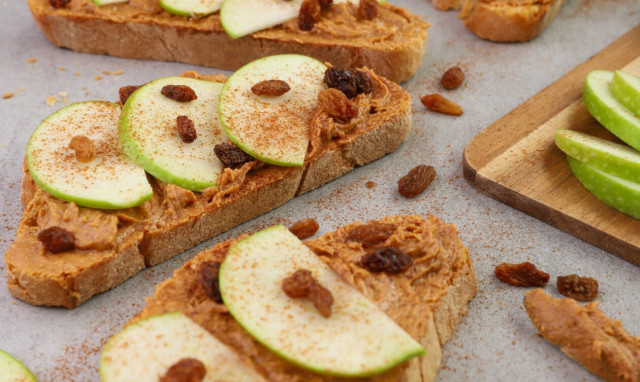 Η συνταγή της ημέρας: Ανοιχτό σάντουιτς με φυστικοβούτυρο και μήλα