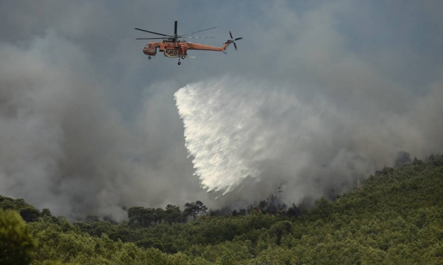 Φωτιά Λουτράκι: Κρανίου τόπος το καταπράσινο βουνό - Αγωνία για τις αναζωπυρώσεις 
