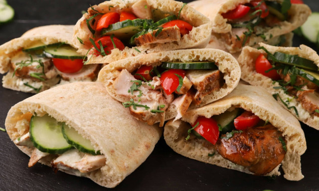 Πανεύκολη συνταγή για κυπριακές πίτες με ψητό κοτόπουλο