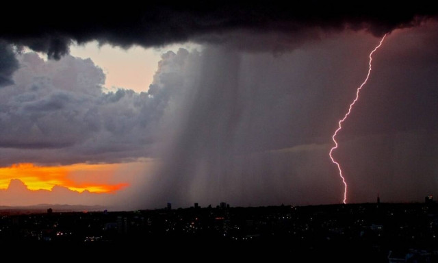 Τύχη βουνό: Χτύπησε το αυτοκίνητό της δύο φορές κεραυνός και επέζησε (pics)