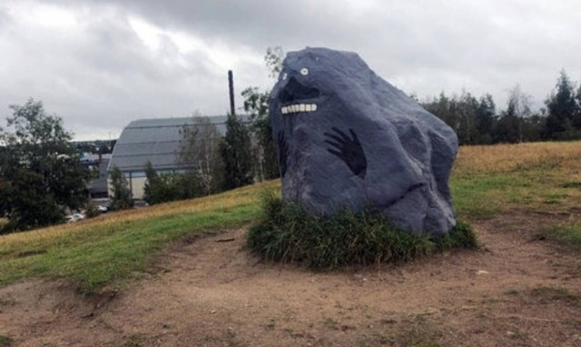 Ένας βράχος που λατρεύουν να... φοβούνται τα παιδιά