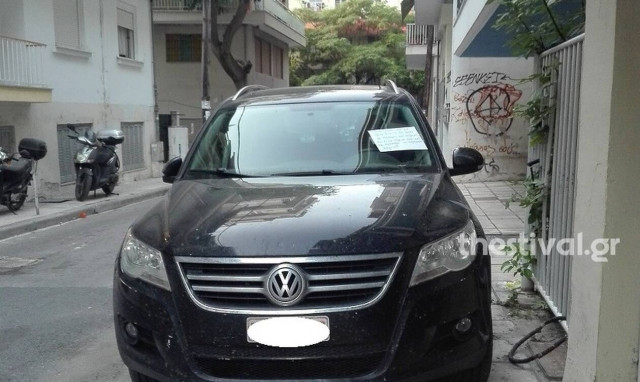 Θεσσαλονίκη: Πάρκαρε κάθε μέρα στο πεζοδρόμιο – Το απίστευτο μήνυμα του γείτονα (pics)