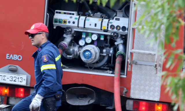 Παλλήνη: Αυτοκίνητο «τυλίχθηκε» στις φλόγες – Κλειστή η Λεωφόρος Μαραθώνος