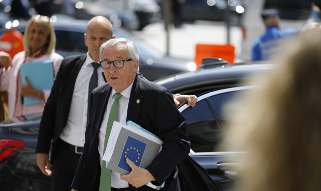 Γιούνκερ: «Υπαρκτός ο κίνδυνος σκληρού Brexit»