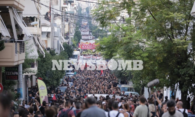 Πλήθος κόσμου στην πορεία για τον Παύλο Φύσσα - Μικροεπεισόδια στον Πειραιά