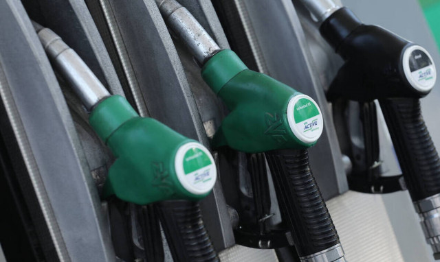 Oil prices remained stable on Tuesday despite increases in world market and refinery prices