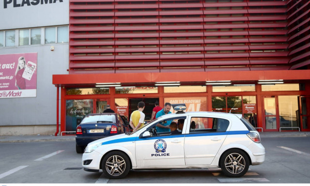 Κινηματογραφική ληστεία στην Πέτρου Ράλλη: «Μπούκαραν» με Mustang σε κατάστημα (pics&vid)