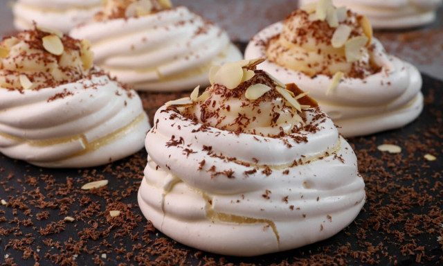 Η συνταγή της ημέρας: Μαρέγκες με κρέμα βανίλιας