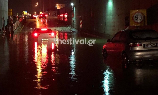 Κακοκαιρία: Απίστευτες εικόνες στη Θεσσαλονίκη με εγκλωβισμένους οδηγούς (pics&vid)