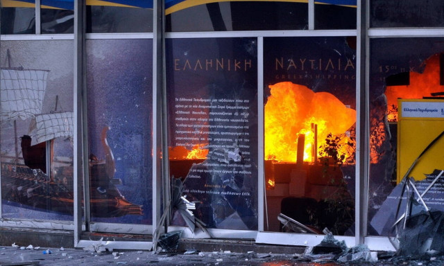 Αττική: Επίθεση με γκαζάκια σε υποκατάστημα των ΕΛΤΑ στην Πεύκη