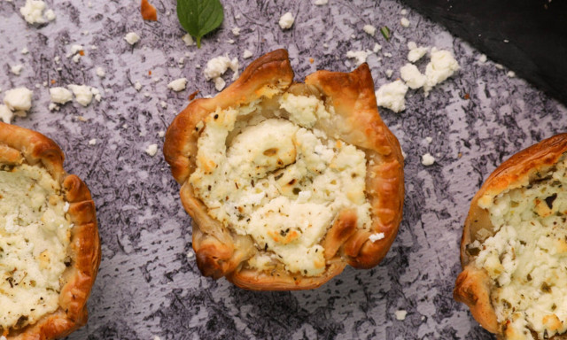 Συνταγή για πεντανόστιμα τυροπιτάκια με φέτα