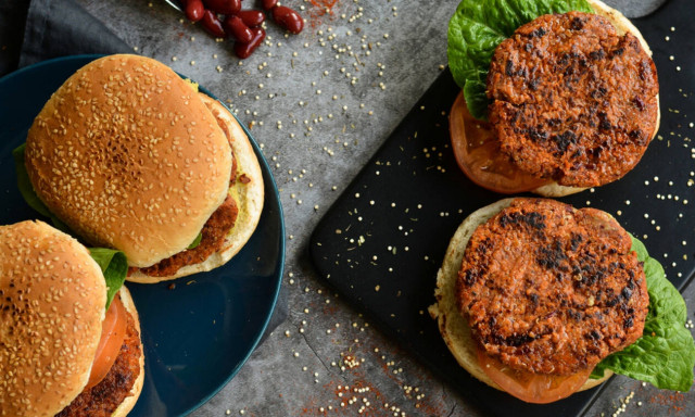 Πανεύκολη συνταγή για vegan μπιφτέκια με φασόλια