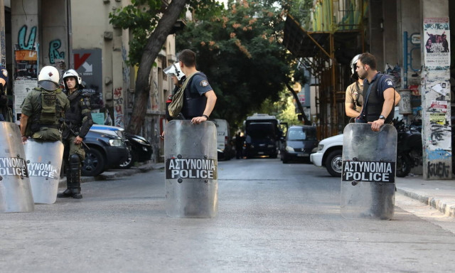 Επιχείρηση της ΕΛ.ΑΣ. σε υπό κατάληψη κτήριο στην πλατεία Βάθης