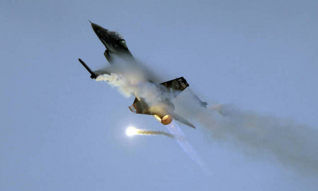 Γαλλία: Συνετρίβη F-16 σε κατοικημένη περιοχή – Σώοι οι δύο πιλότοι (pics)