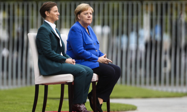 Ο «γρίφος» της καρέκλας και η Μέρκελ – Τι έχει τελικά η Γερμανίδα Καγκελάριος; (pics+vids)