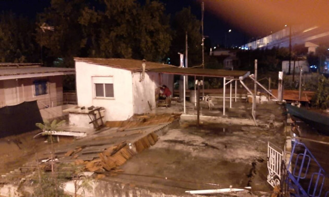 Κακοκαιρία: Δύο άτομα και ένας σκύλος εγκλωβίστηκαν σε σπίτι στην Ευκαρπία (vids)