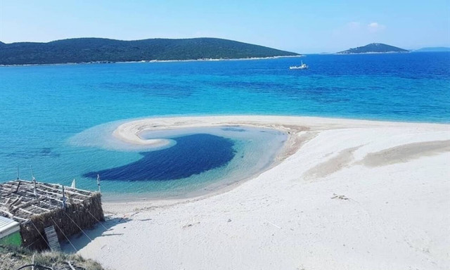 Εύβοια: Όποιος έχει δει την ταινία "The Beach" θα ορκίζεται ότι γυρίστηκε σε αυτήν την παραλία