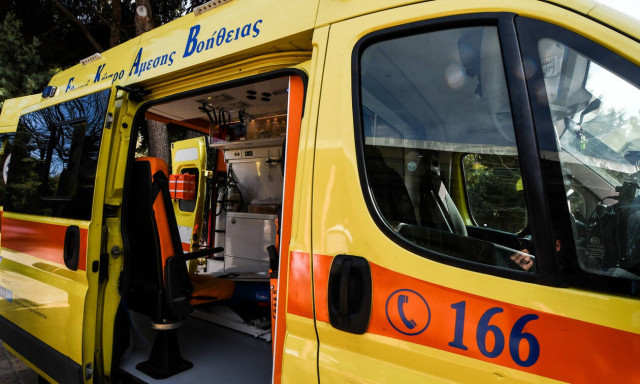 Επίθεση - ΣΟΚ στην Καλαμάτα: Κάρφωσε μαχαίρι στο λαιμό του κουμπάρου της (ΠΡΟΣΟΧΗ ΣΚΛΗΡΕΣ ΕΙΚΟΝΕΣ)