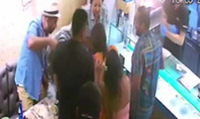 Θρίλερ στη Μύκονο: Τουρίστρια πνίγηκε με σουβλάκι - Πανικός στους θαμώνες