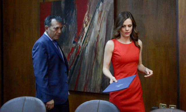 Άγρια κόντρα Βρούτση – Αχτσιόγλου για τη μείωση προσωπικού στον ΕΦΚΑ 