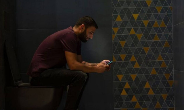 Γιατί δεν πρέπει να χρησιμοποιείτε το κινητό σας όταν πηγαίνετε στην τουαλέτα