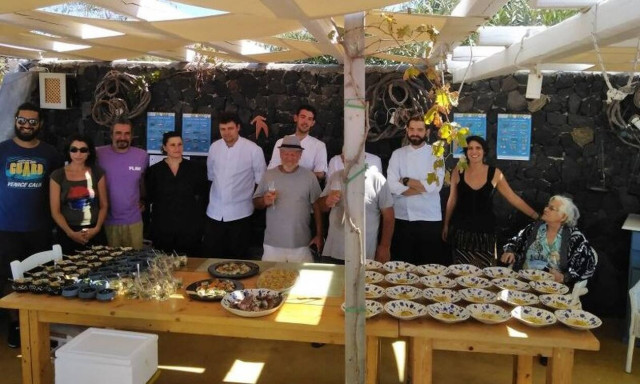 Φάτα πριν μας... φάνε! Οι σεφ της Σαντορίνης αντιμετωπίζουν τις απειλές του Αιγαίου