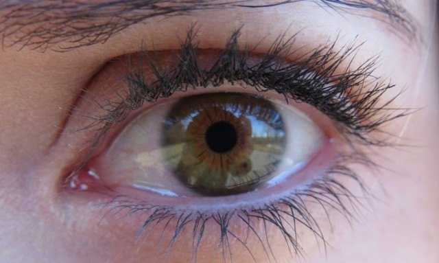 ΣΟΚ! «Πάγωσαν» οι γιατροί - Δείτε τι έβγαζε από τα μάτια αντί για δάκρυα