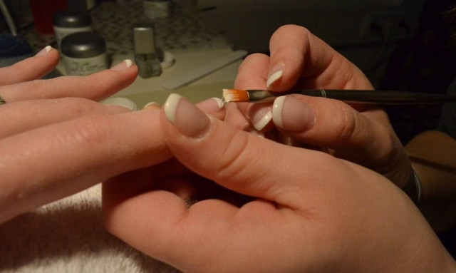 Φρίκη: Πήγε να κάνει μανικιούρ και κατέληξε στο νοσοκομείο – Δείτε τι συνέβη (pics)