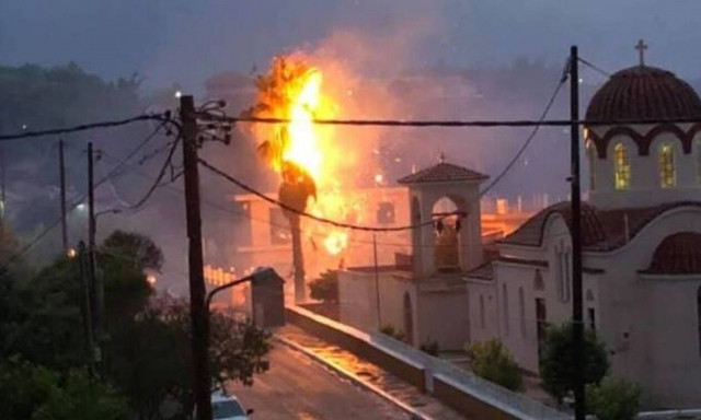 Τρόμος στην Κεφαλονιά: Φοίνικας λαμπάδιασε από χτύπημα κεραυνού - Συγκλονιστικές εικόνες
