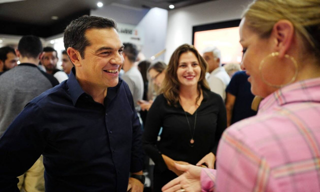 Ο Αλέξης Τσίπρας και η Μπέττυ Μπαζιάνα στον κινηματογράφο