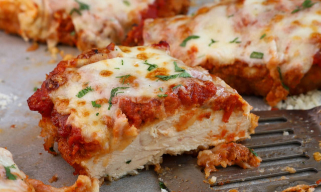 Η συνταγή της ημέρας: Κοτόπουλο πανέ με παρμεζάνα