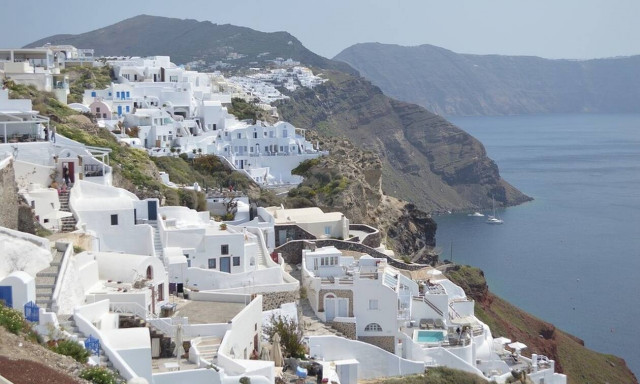 Σάλος: Πασίγνωστη YouΤuber «κράζει» την Σαντορίνη - «Μην πάτε»