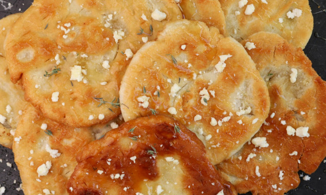 Πανεύκολη συνταγή για τραβηχτές πίτες Μάνης