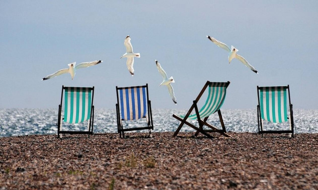 Χαμός σε παραλία: «Πάγωσαν» οι λουόμενοι – Δείτε τι έκανε ζευγάρι (pics)