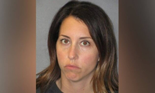 Σάλος: Ψυχολόγος πιάστηκε να κάνει σεξ με 15χρονο μαθητή μέσα σε τάξη! (vid)